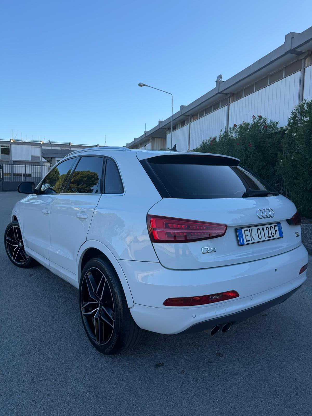 
								Audi Q3 full									